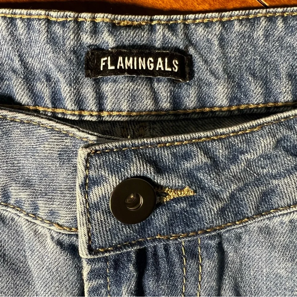 Flamingals | Women’s Jeans | Size M | Crop Ripped Raw Hem | Distressed Mom Pants - Picture 7 of 9
